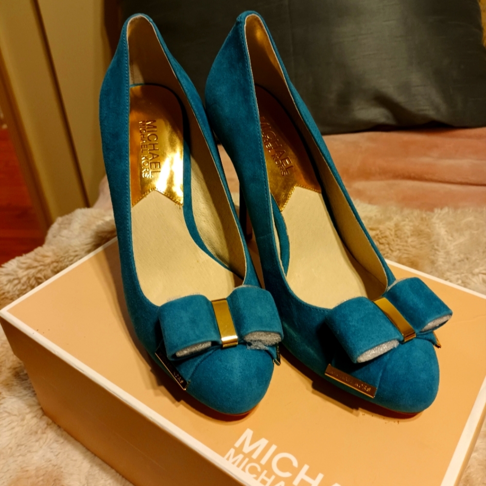 Michael Kors blue pumps